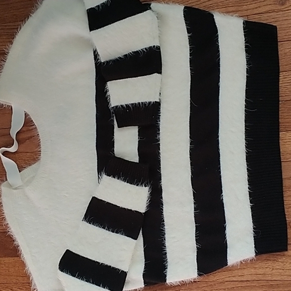 DKNY White & Black Fuzzy Striped Oversized Sweater M - Picture 9 of 11